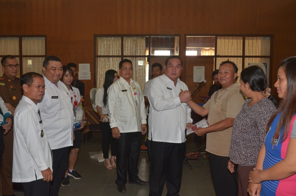 Serahkan Kartu Bantuan Non Tunai